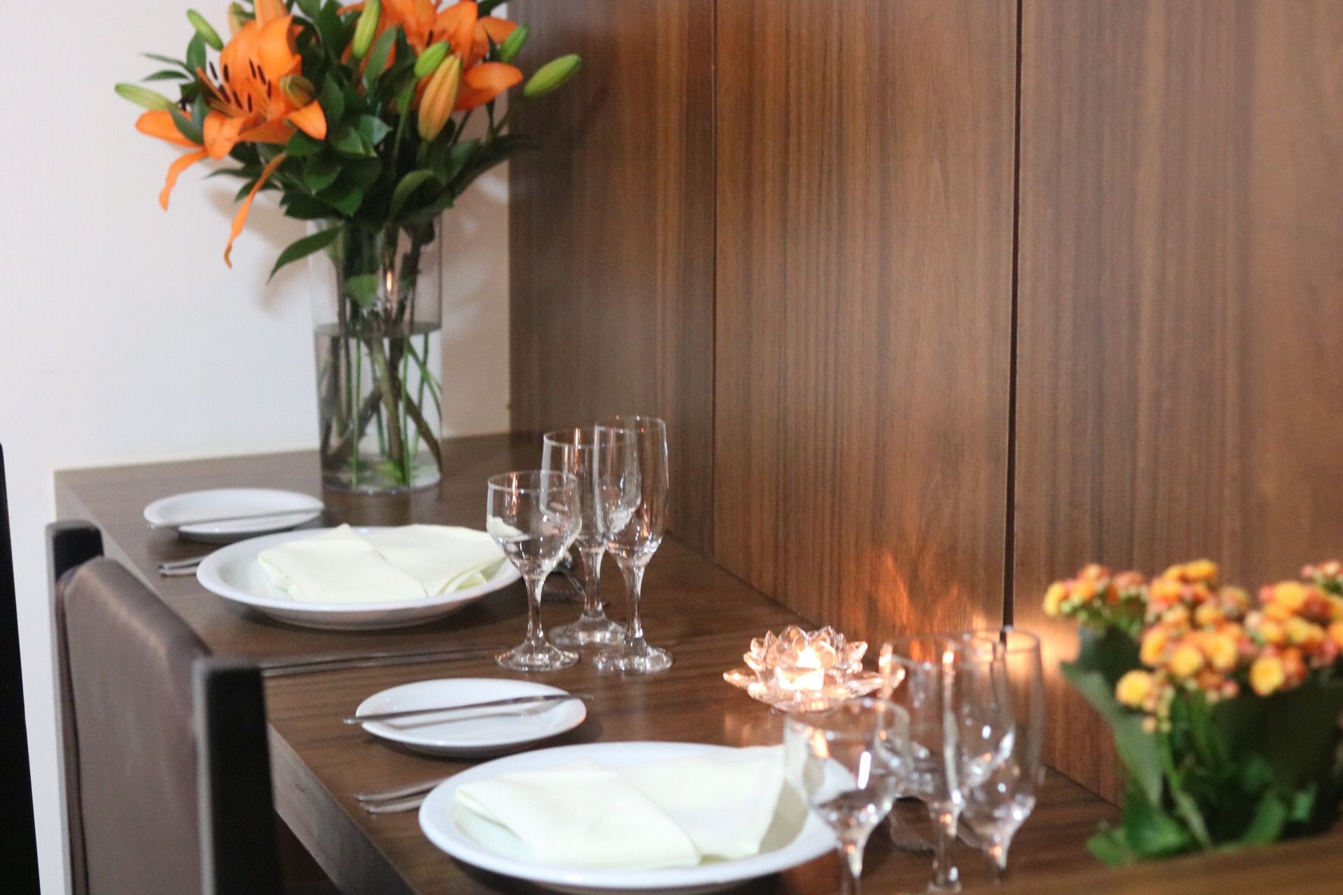 Uma mesa com pratos, copos e flores sobre ela