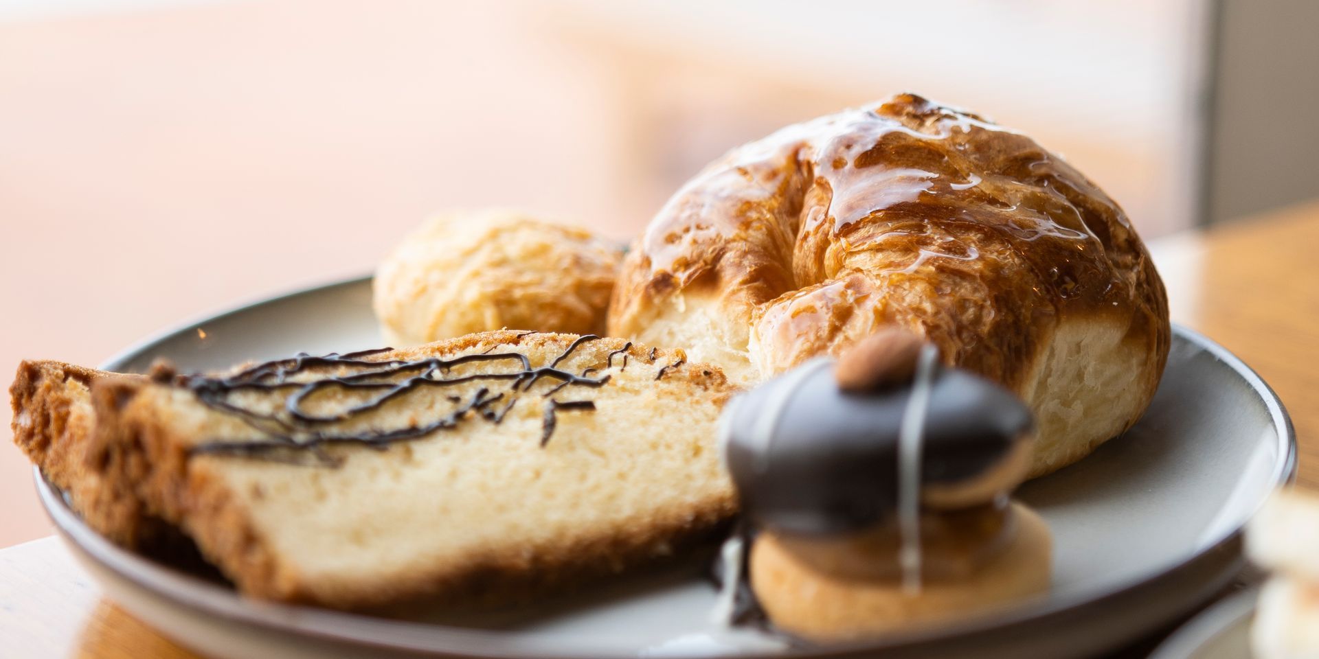 Un primer plano de un plato de pasteles sobre una mesa.