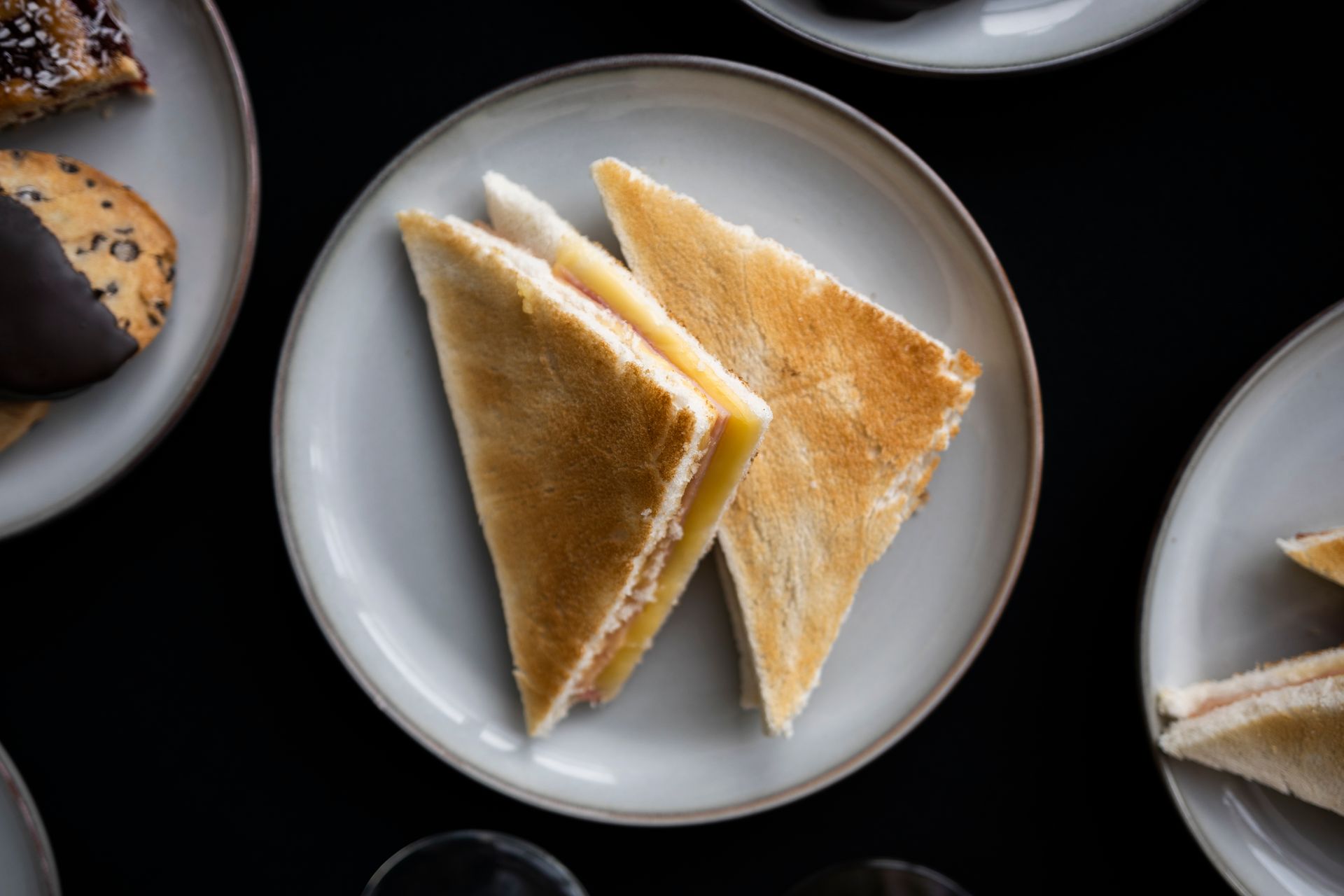 Un plato blanco cubierto con tres rebanadas de pan tostado.