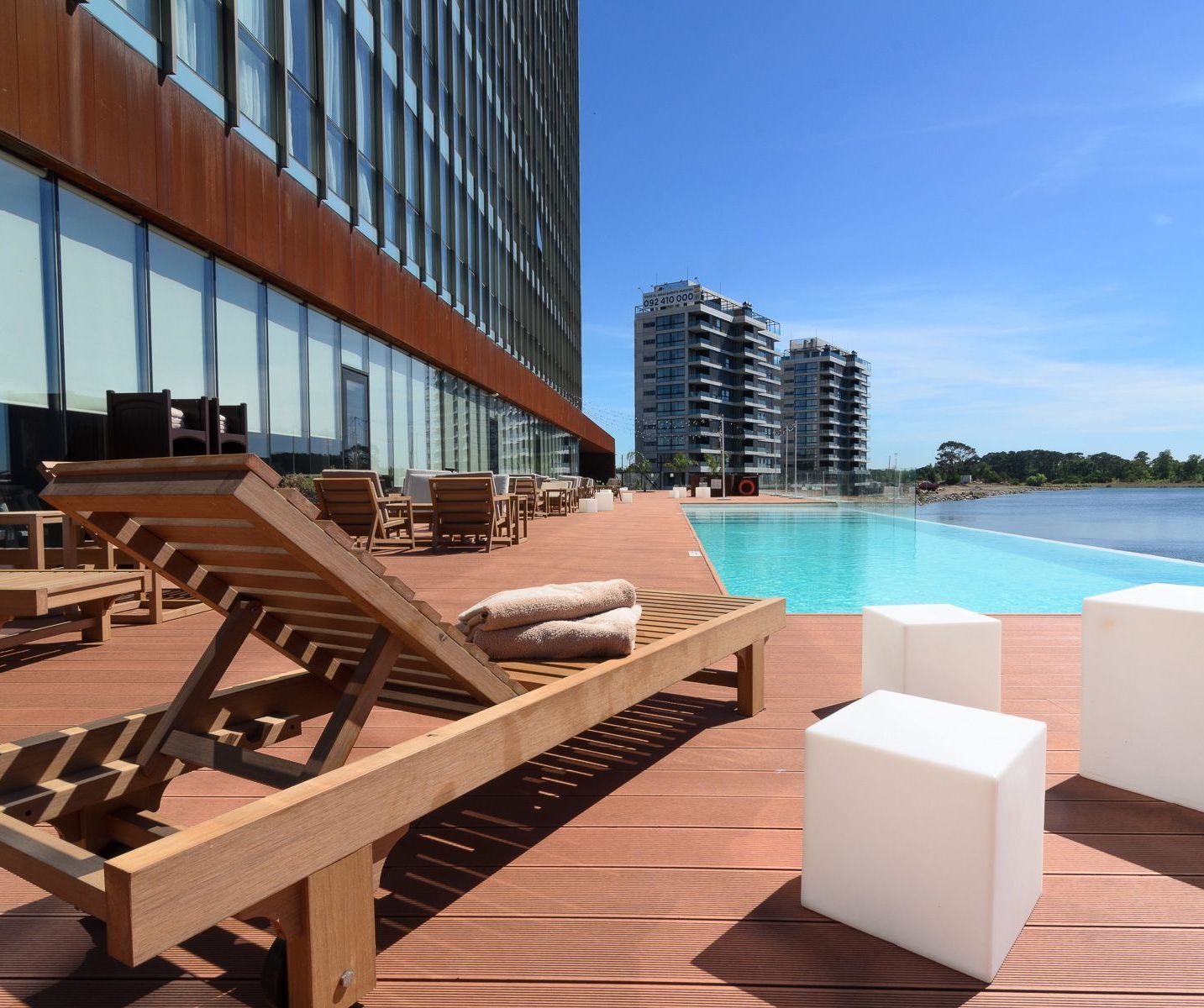 Piscina del Hotel Hampton by Hilton Montevideo Carrasco.