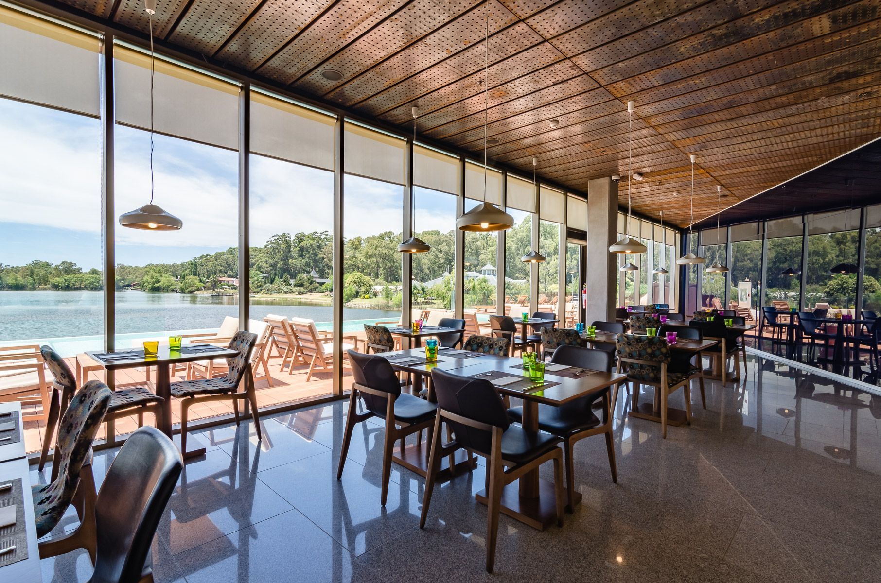 Los Lagos Restaurante, mesas y sillas frente al lago.