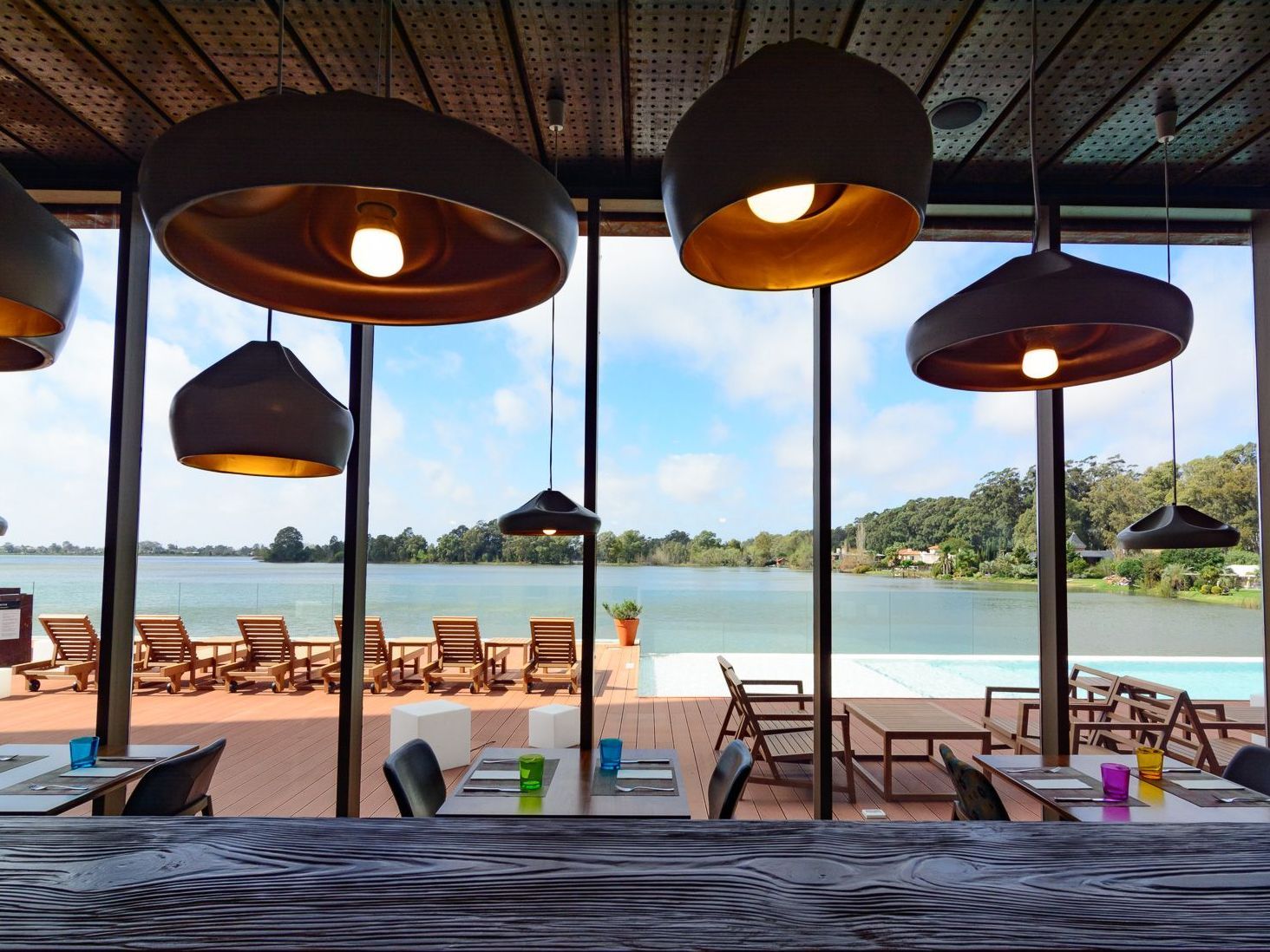 Los Lagos Restaurante, mesas y sillas frente al lago.