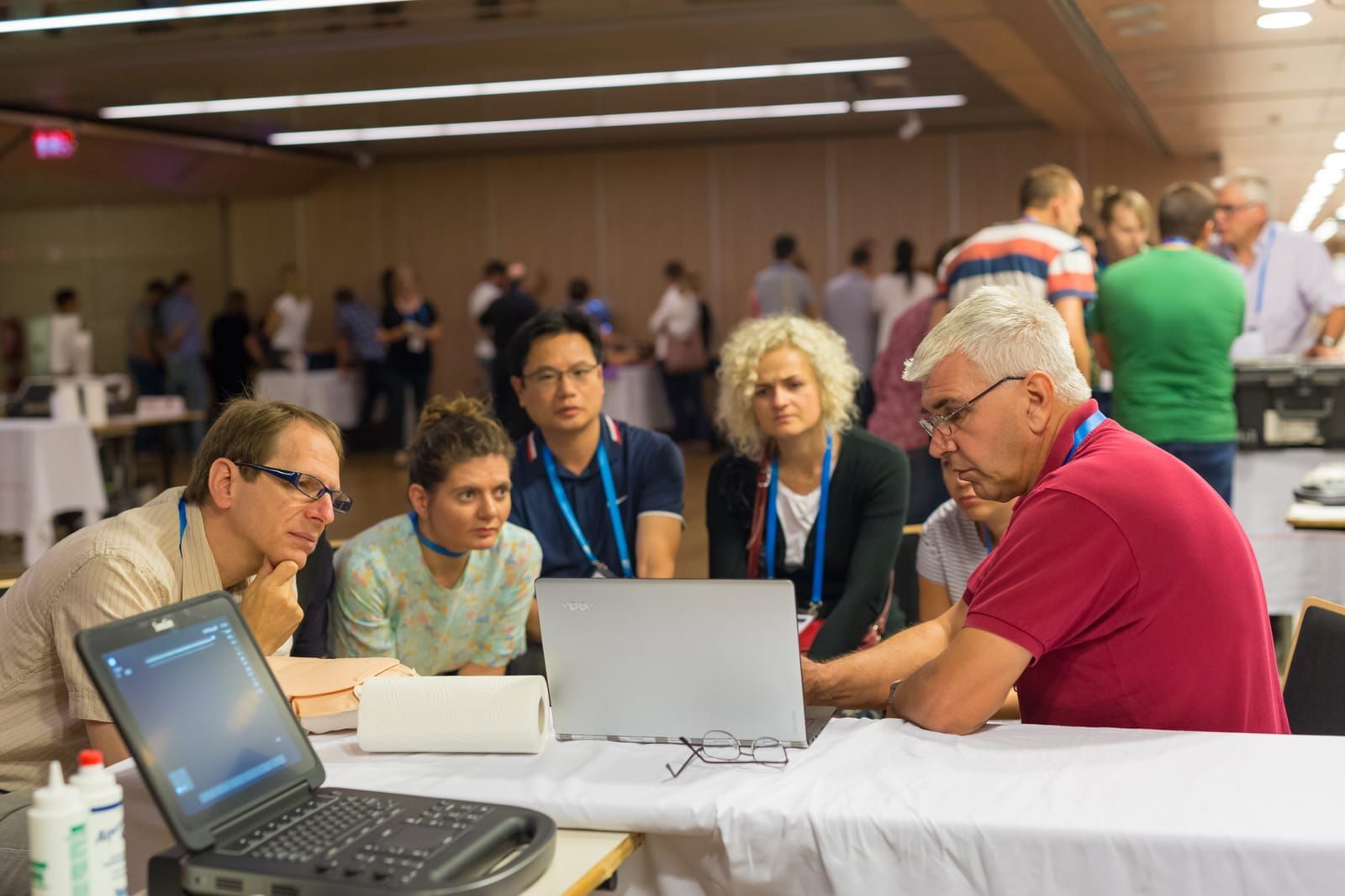 participants-learning-new-ultrasound-techniques-on-medical-congress