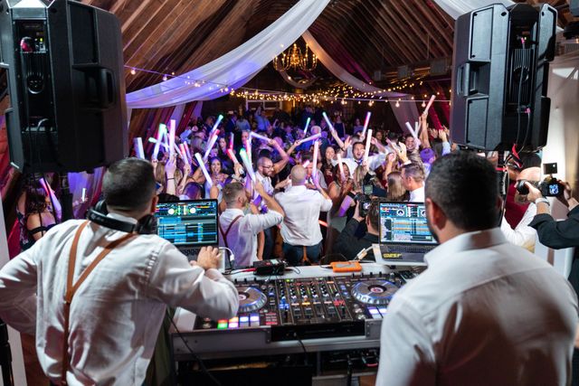 How to Choose the Perfect Wedding DJ
