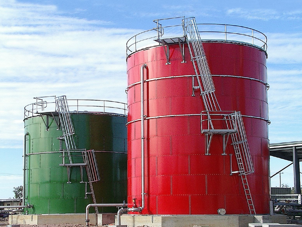 一個綠色和一個紅色的商用水箱