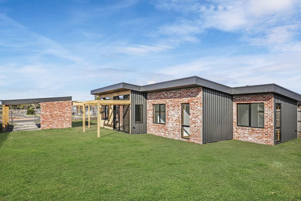 Inverloch,Real Estate Agent Inverloch, Real Estate Photography Inverloch, Property Marketing Inverloch, Victorian Building Awards,New Build, Polished Concrete, Recycled Red Brick, ?Kitchen, Bathroom, Fireplace,Colorbond,Timber,Tile