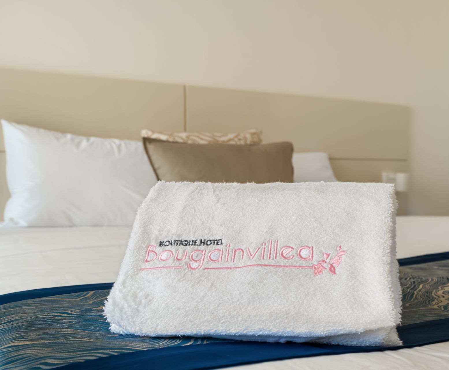 Een witte handdoek ligt op een bed.