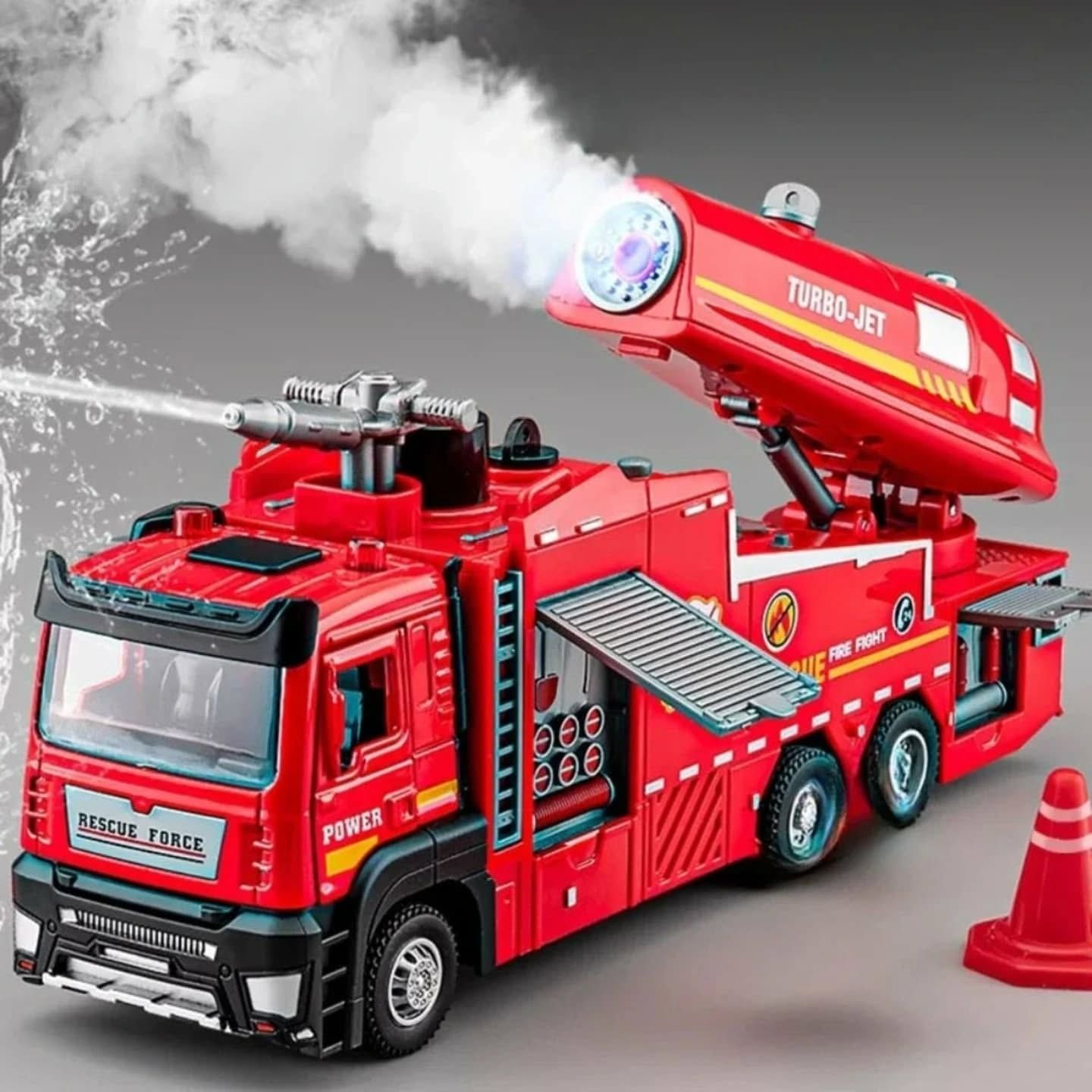 Camión de bomberos de juguete rojo que arroja agua y humo, con un foco y un cono de tráfico.