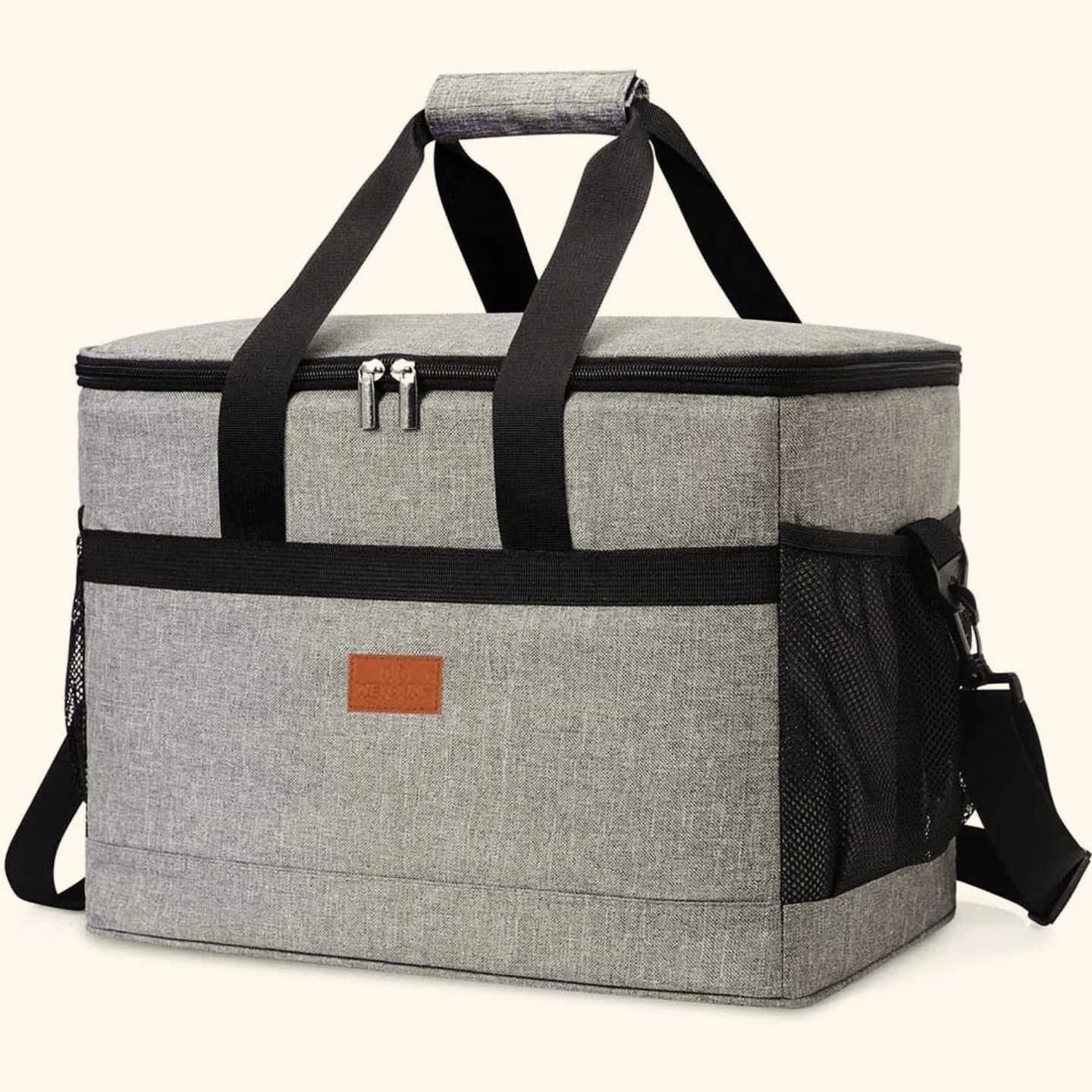 Bolsa térmica gris con asas y correa para el hombro de color negro.