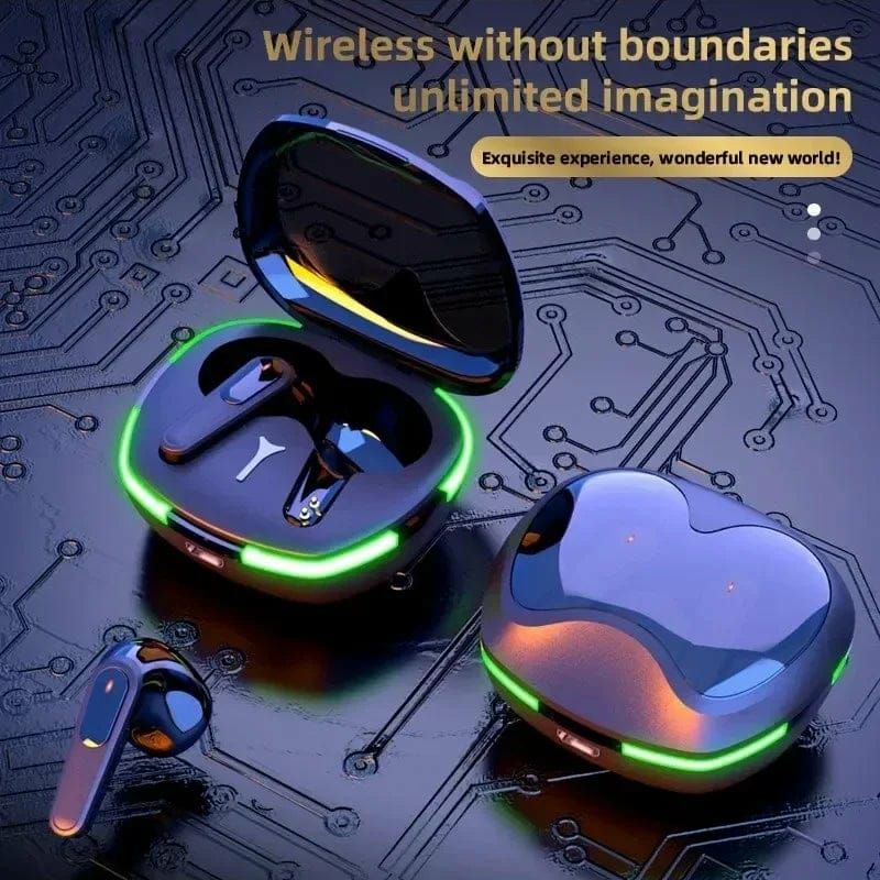 Auriculares inalámbricos en estuche de carga, verde brillante. Fondo negro con patrón de circuito electrónico.