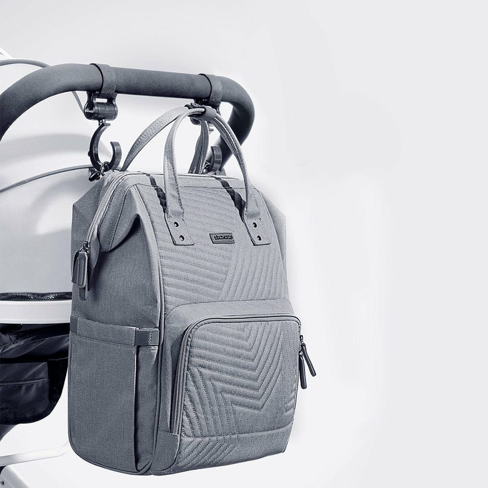 Bolsa de pañales de color gris que cuelga del asa del cochecito y presenta un diseño acolchado.
