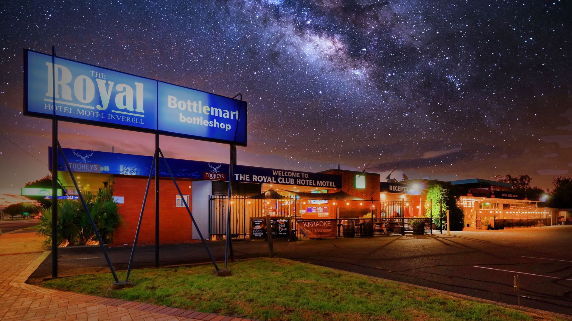 A blue sign that says royal boulevard on it