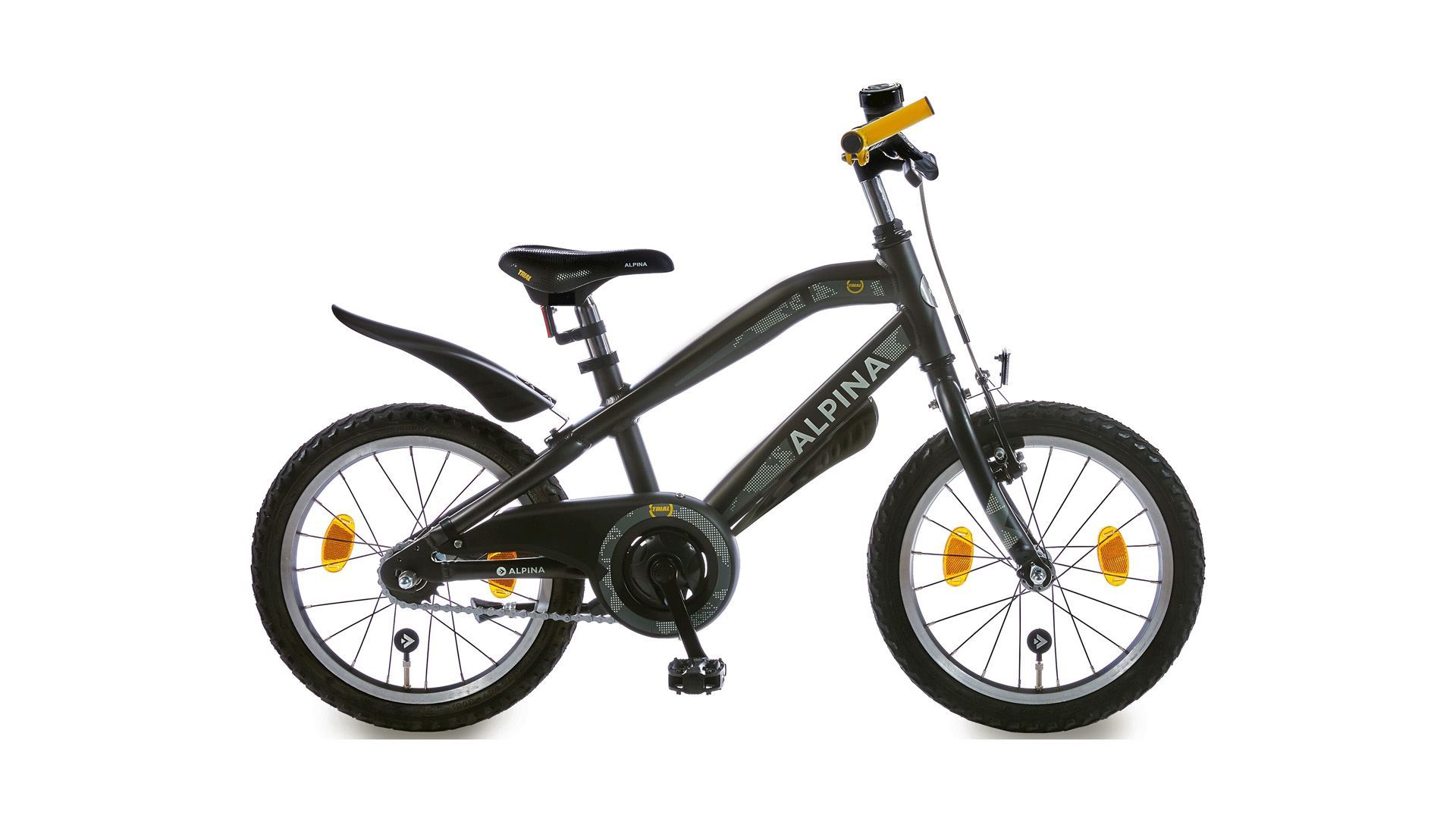 Een zwarte fiets van Alpine met een geel stuur op een witte achtergrond.