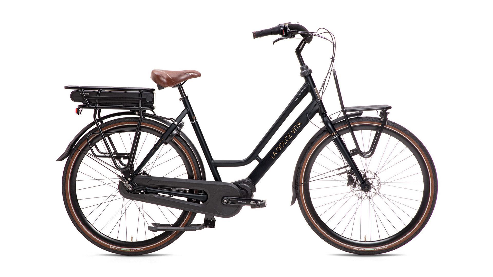 Een zwarte fiets van BSP met een bruin zadel op een witte achtergrond.