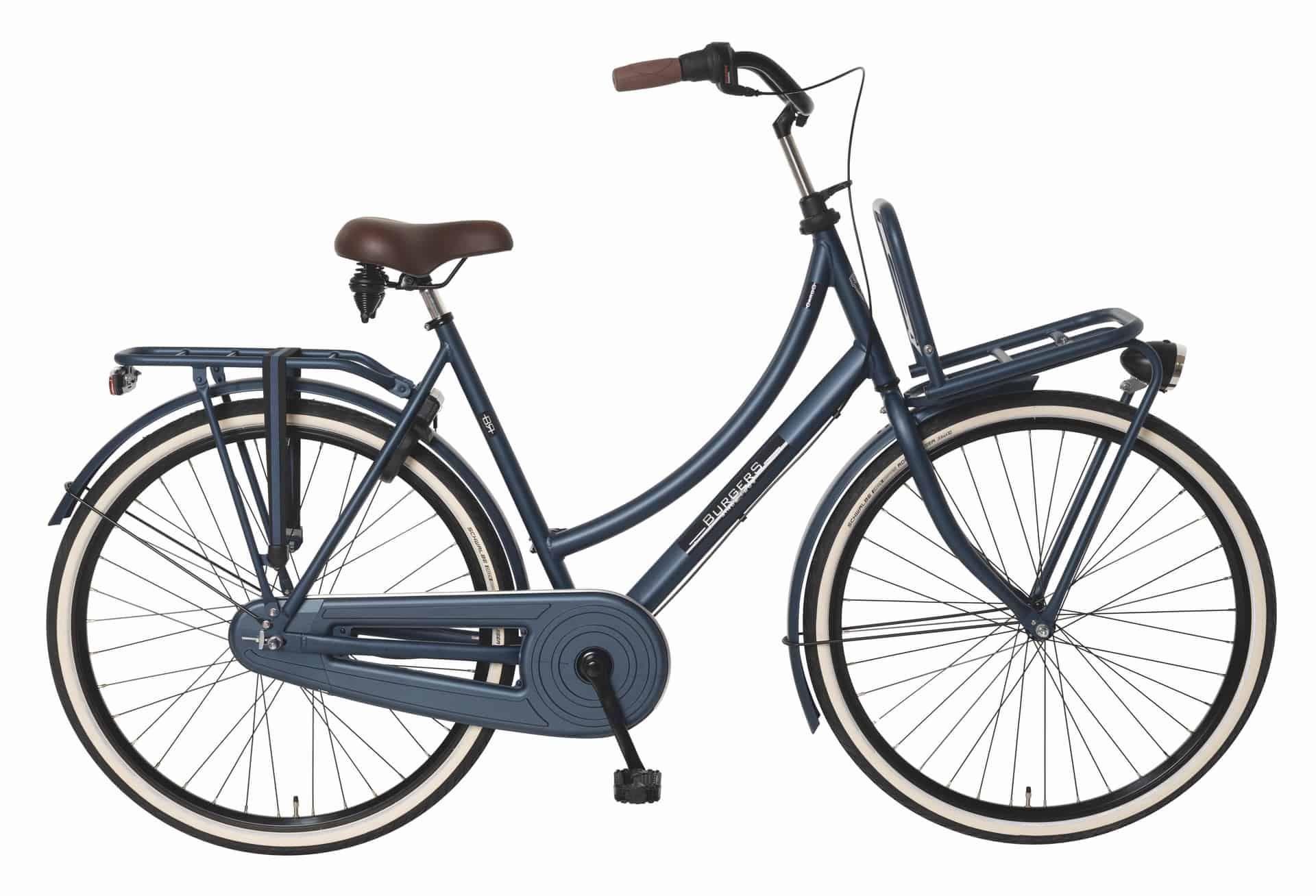 Een blauwe fiets van Burgers met een mandje achterop staat op een witte achtergrond.