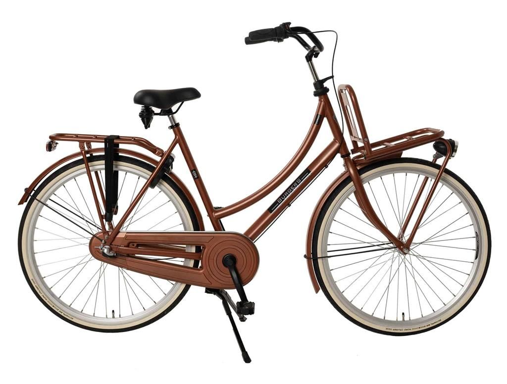 Een groene fiets van Burgers met een mandje achterop staat op een witte achtergrond.