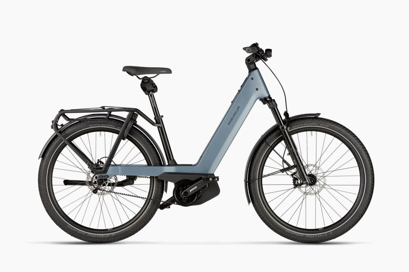 Een groene elektrische fiets van BSP met een motor op de achterkant staat op een witte achtergrond.