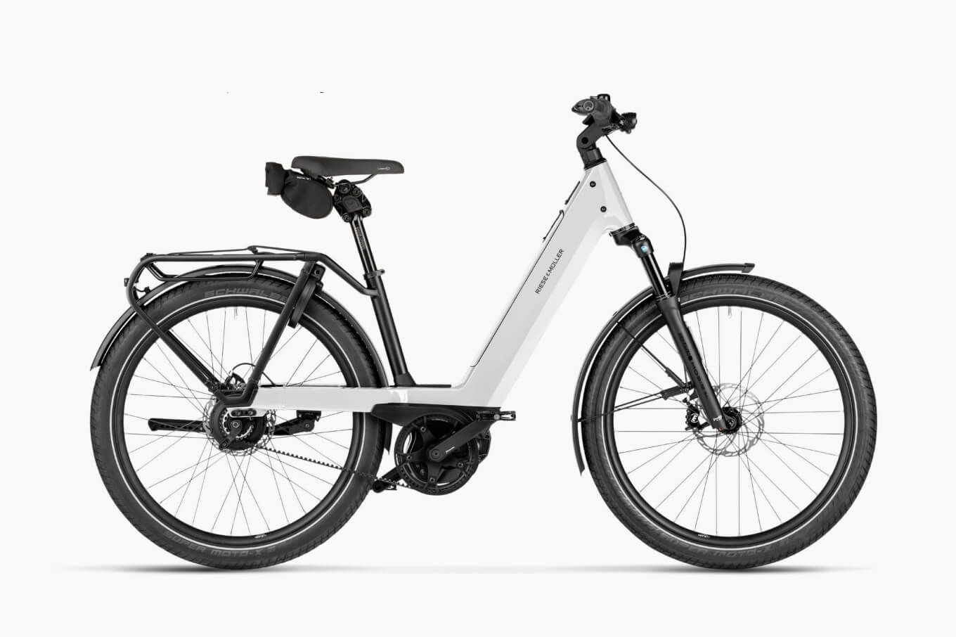 Een zwarte fiets van BSP met een bruin zadel op een witte achtergrond.