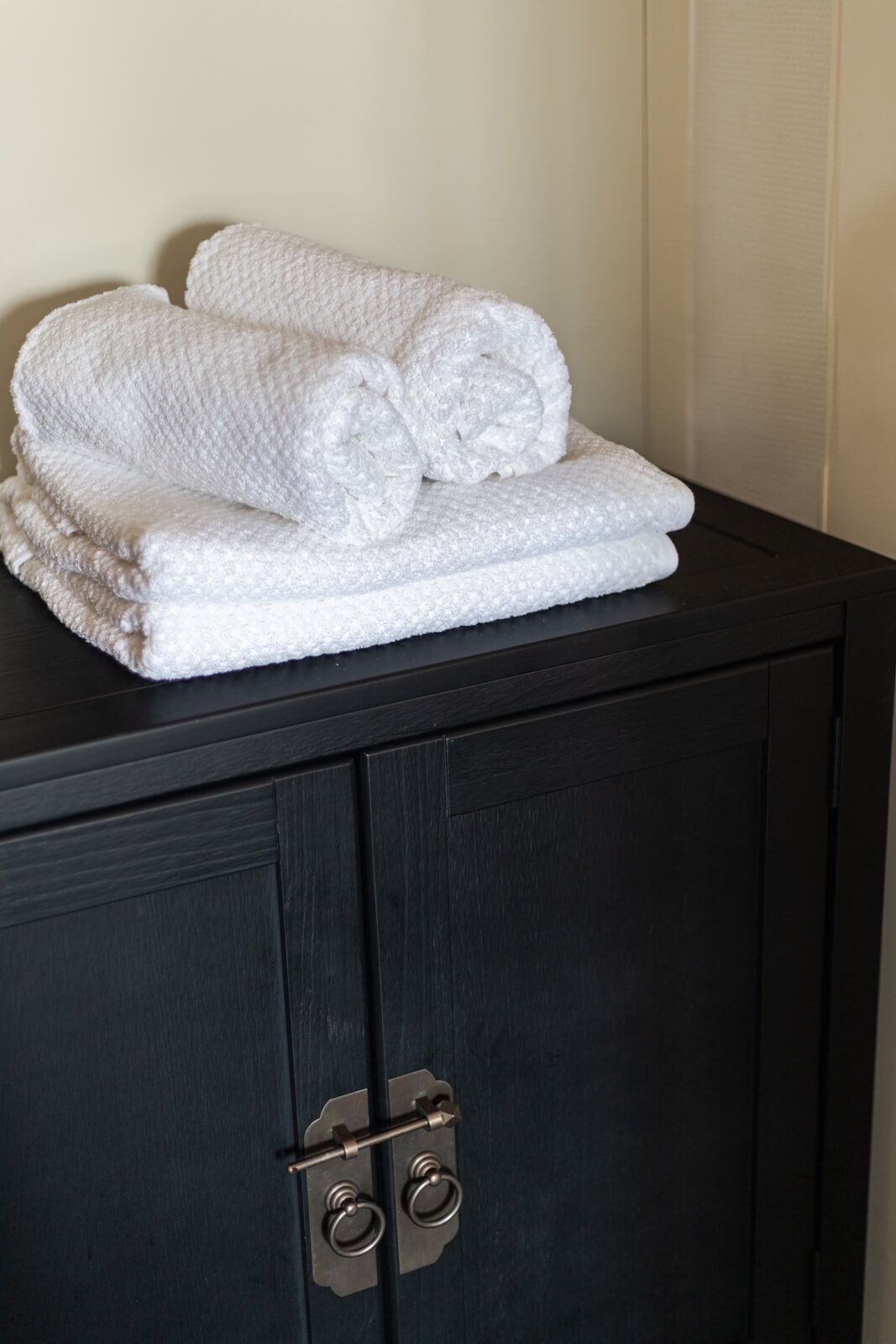 Detail van luxe handdoeken in badkamer