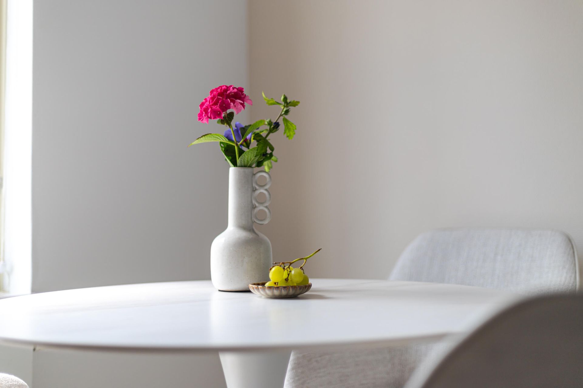 Detail van de eettafel in de studio