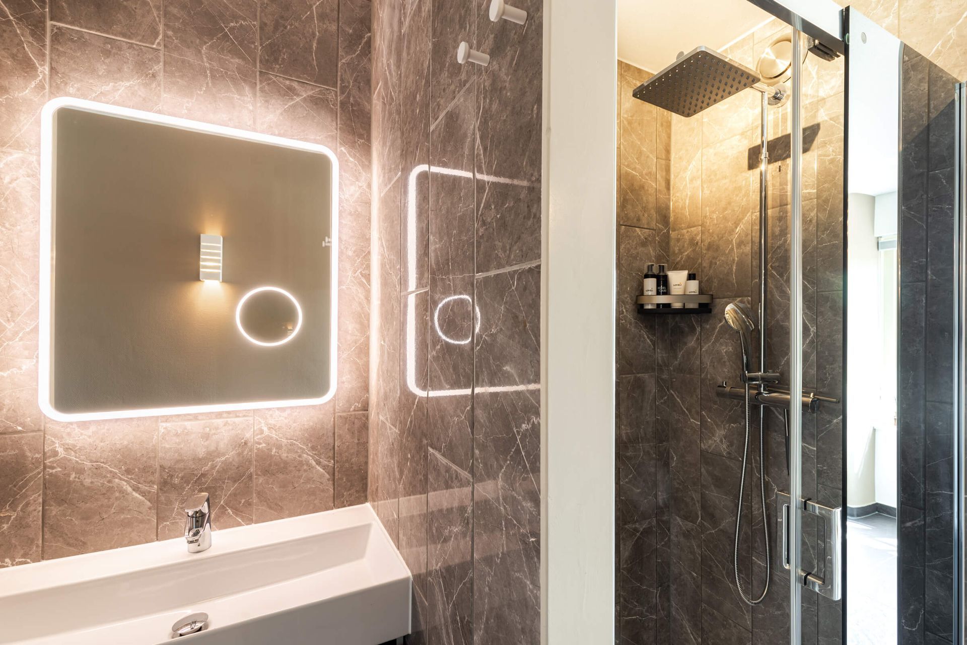 Ruime badkamer met inloopdouche