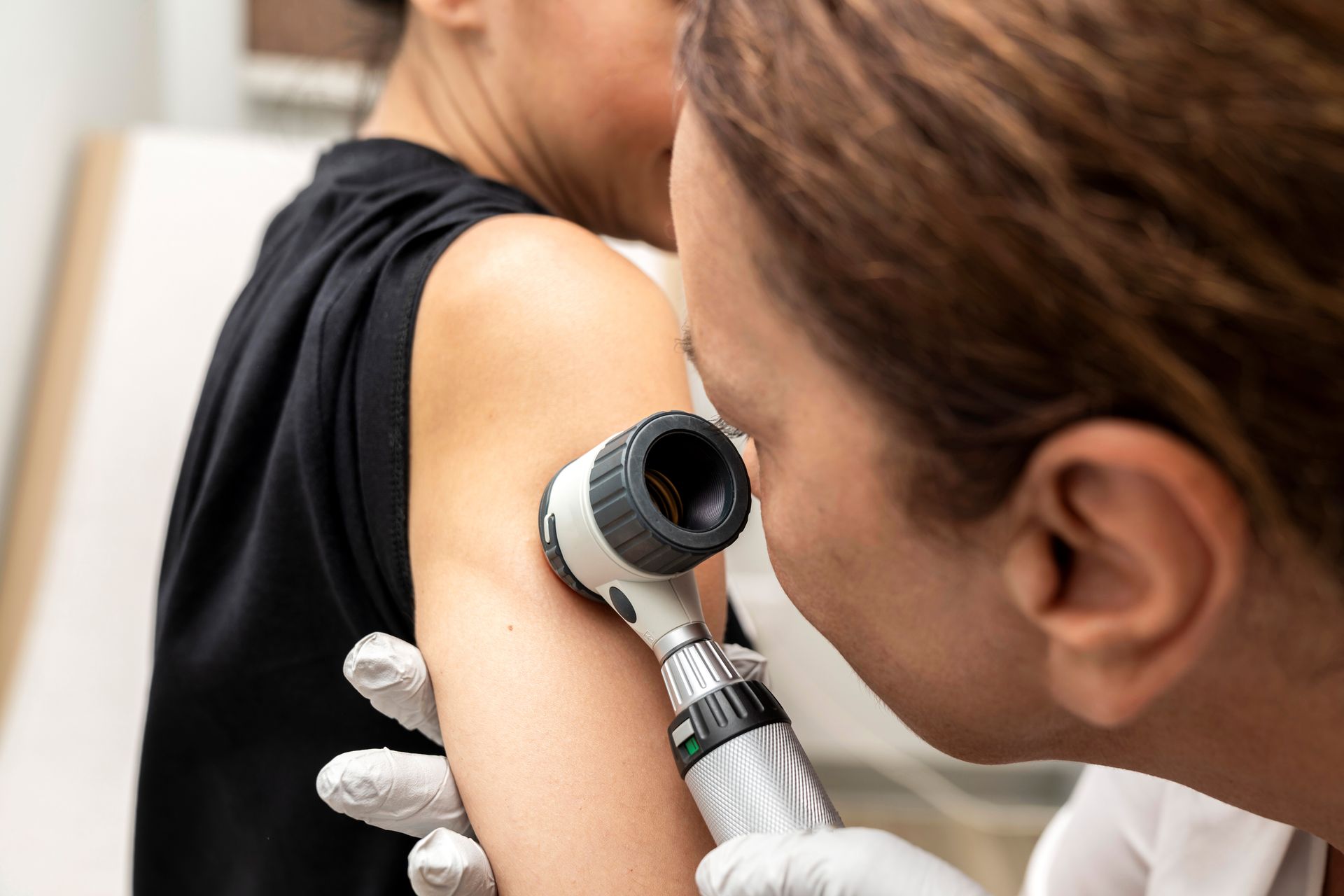 dermatologist+performing+a+skin+exam+on+patient+in+phoenix+arizona