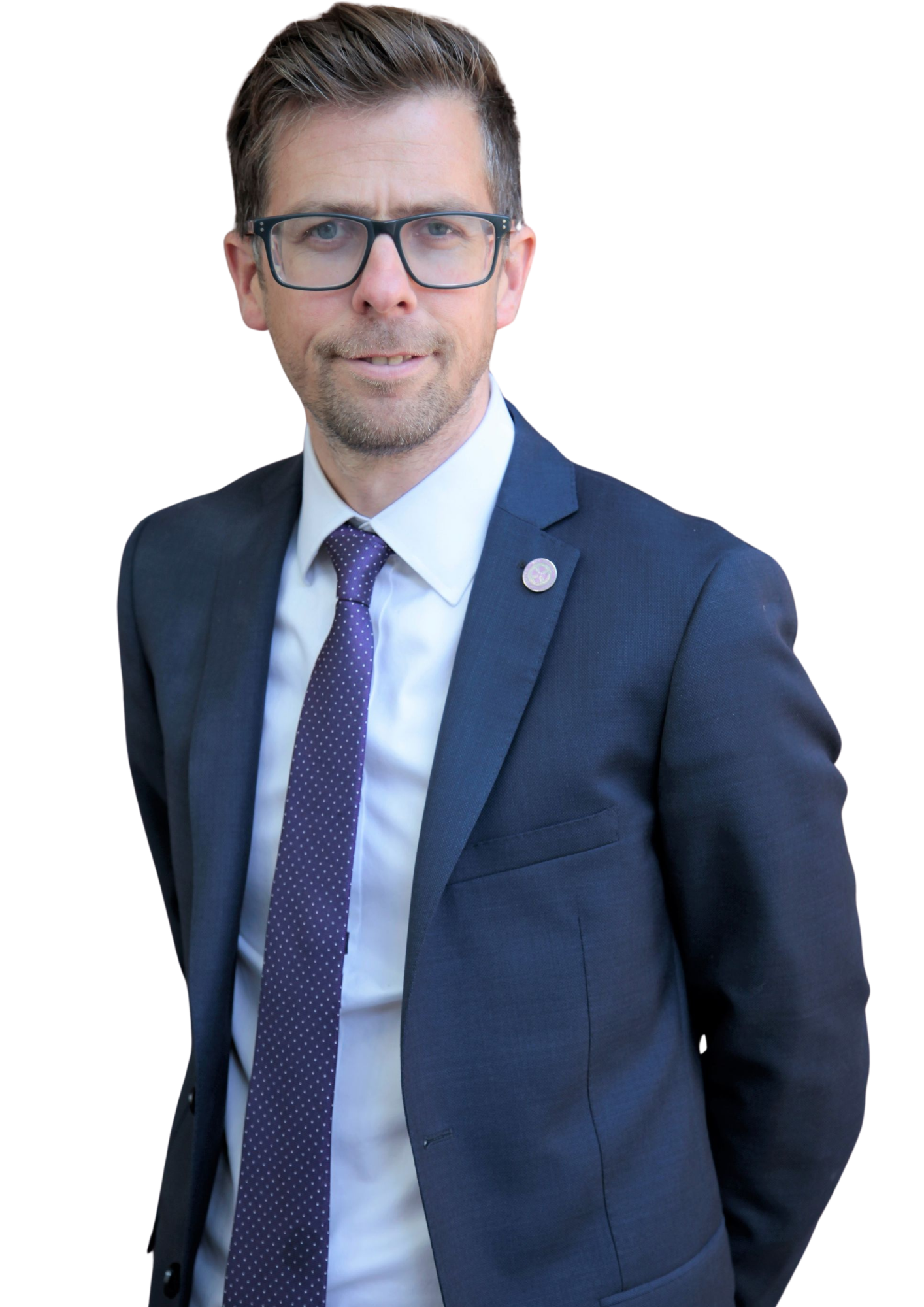 Mann im Anzug mit Krawatte und Brille, vor einem schlichten Hintergrund.