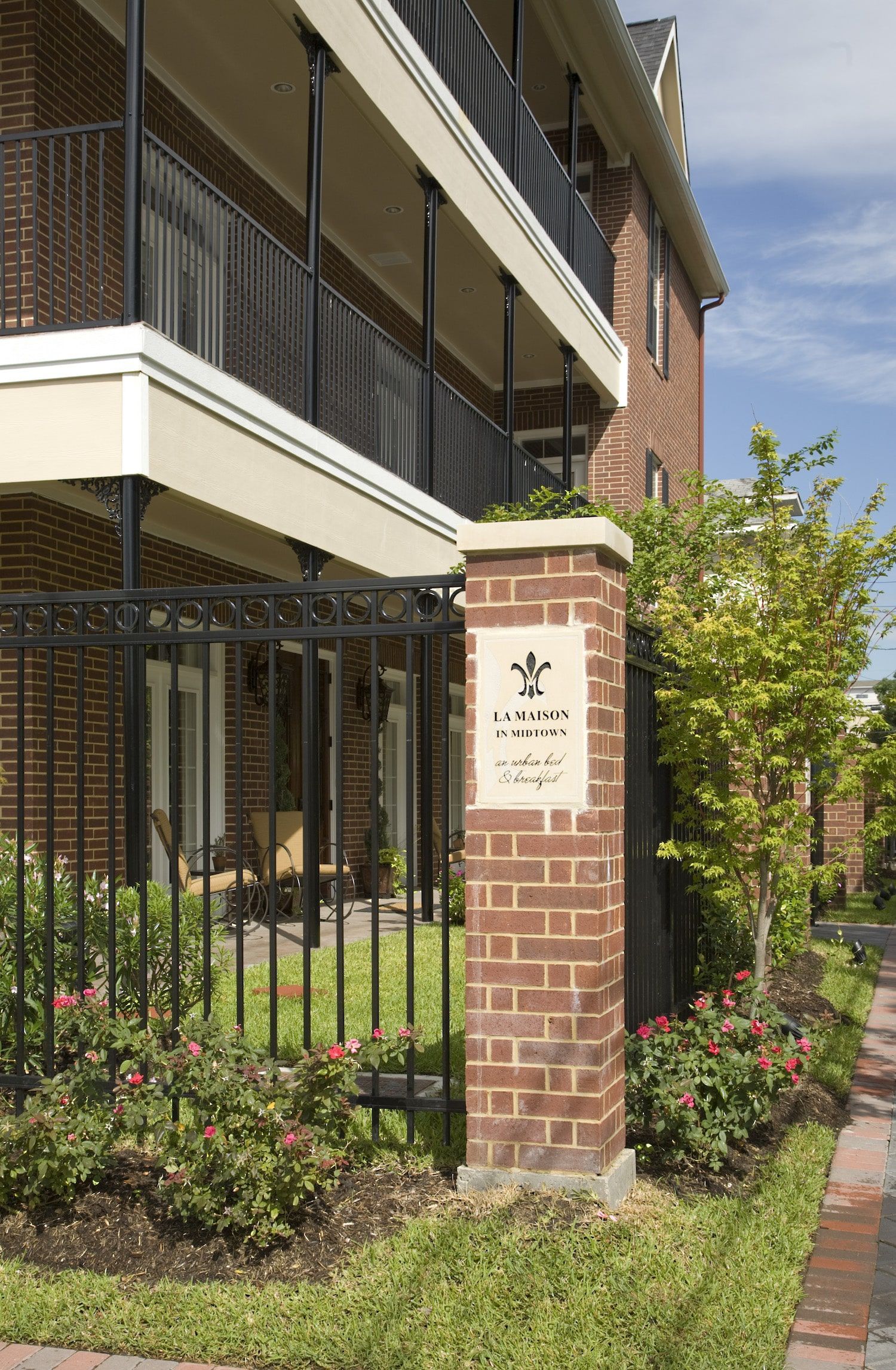 A brick building with a balcony and a sign that says ' apartments ' on it