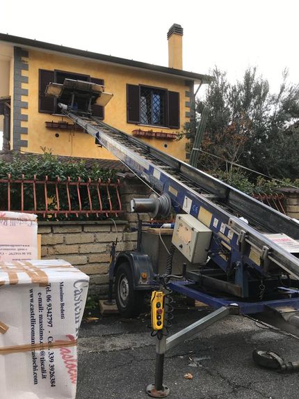 Davanti a una casa è parcheggiata una macchina in movimento.