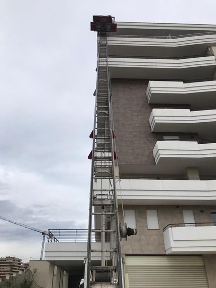 Una scala sale in cima a un edificio.