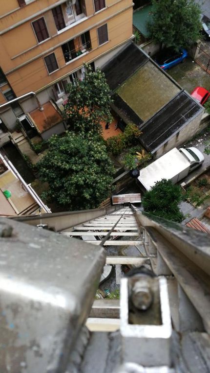 Una vista di una città dalla cima di un edificio.