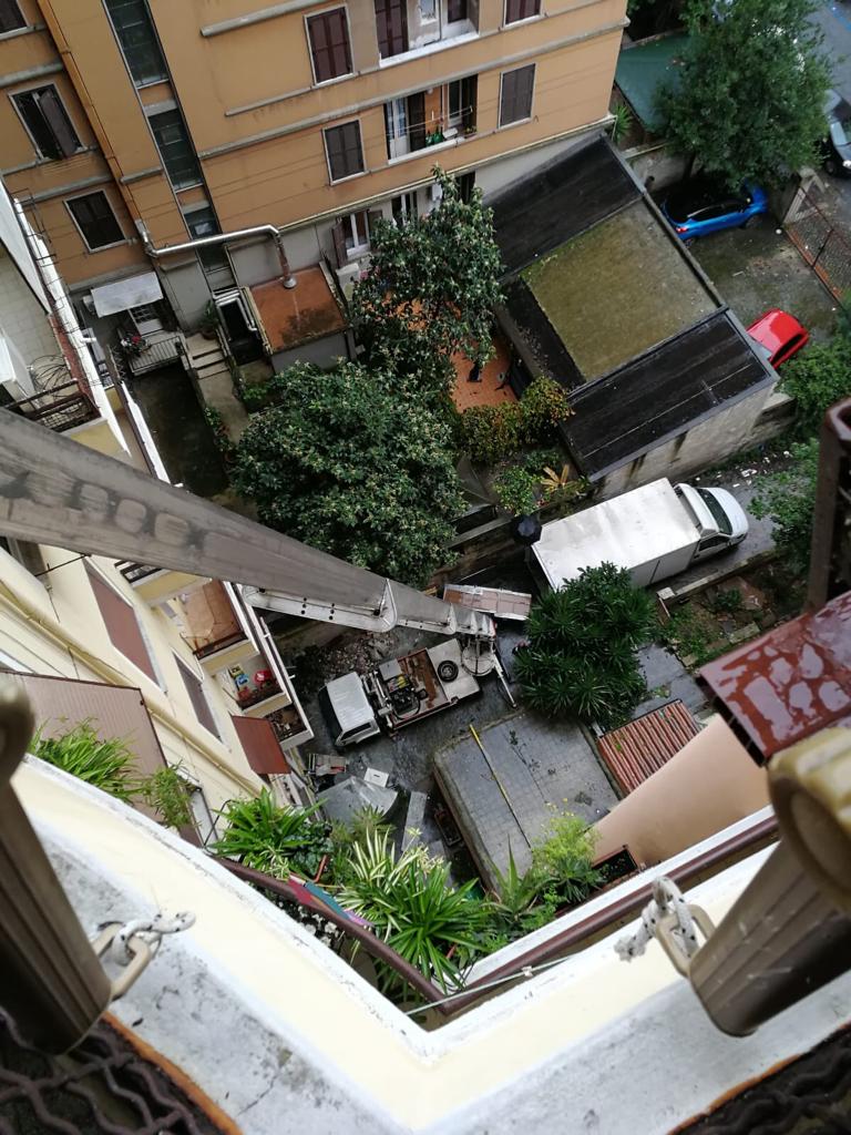 Una veduta aerea di un edificio con un camion parcheggiato di fronte.