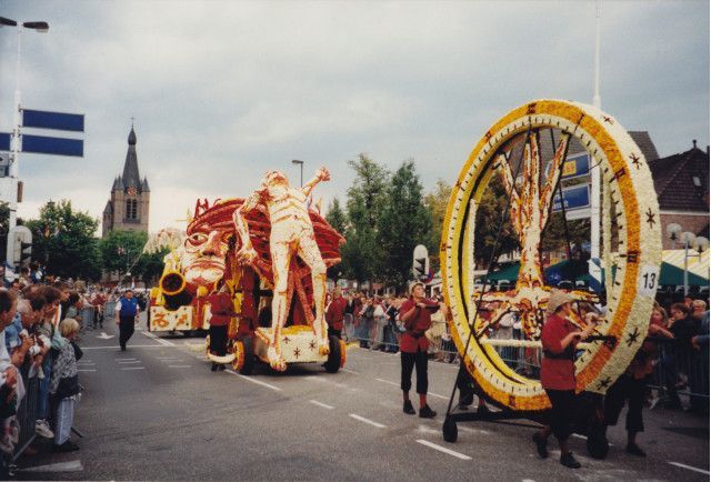 Er gaat een parade door de straat met een grote cirkel in het midden