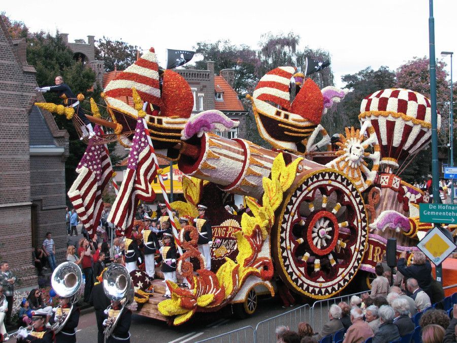 Een parade met een praalwagen die lijkt op een luchtballon