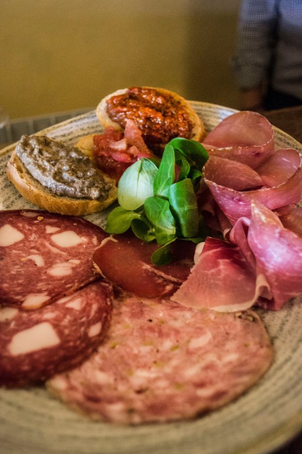 Antipasto con crostini