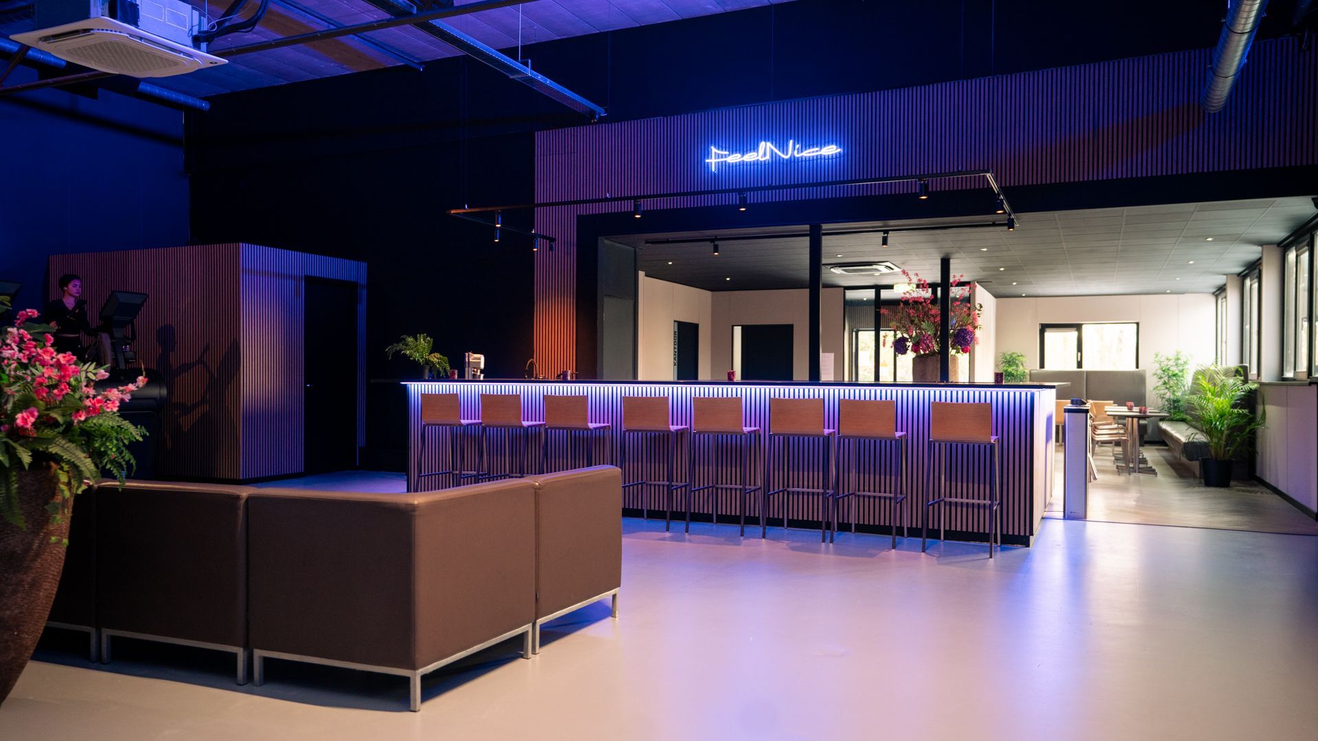 Twee halters van 11 kilo op een groene oefenmat, klaar voor een training.