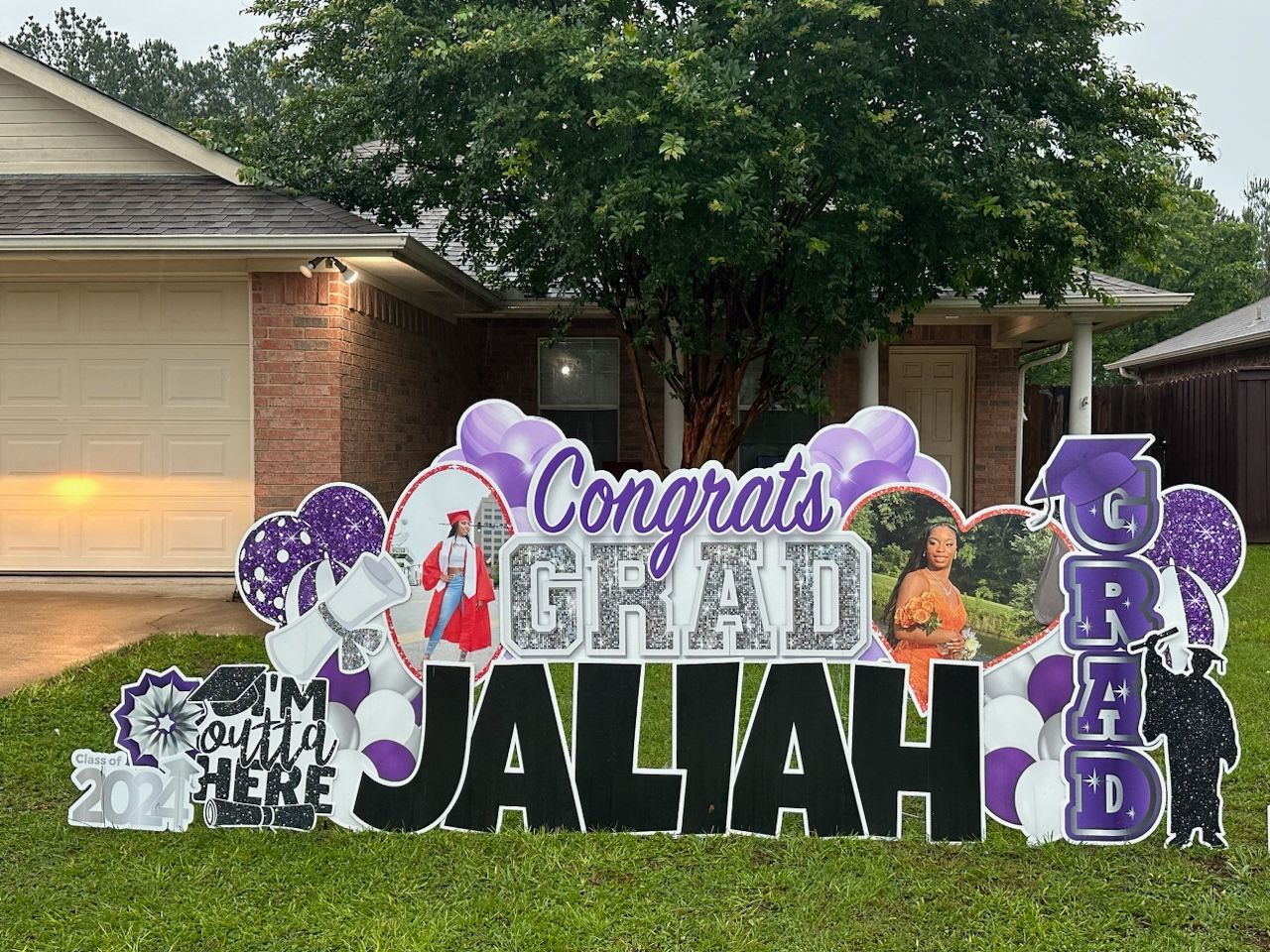 A congratulations grad sign is in front of a house.