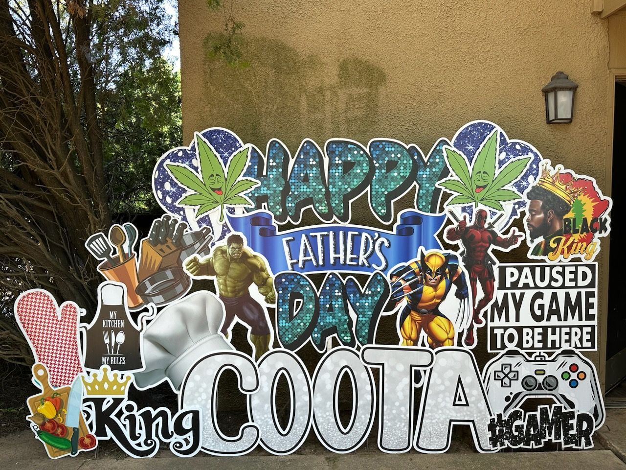 A father 's day sign that says i paused my game to be here