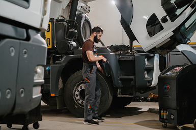 Technician observing inside of heavy duty truck | CL Enterprises