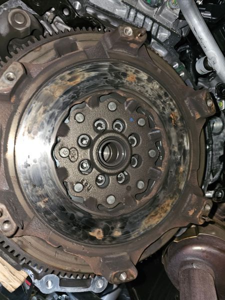 A close up of a clutch on a car engine