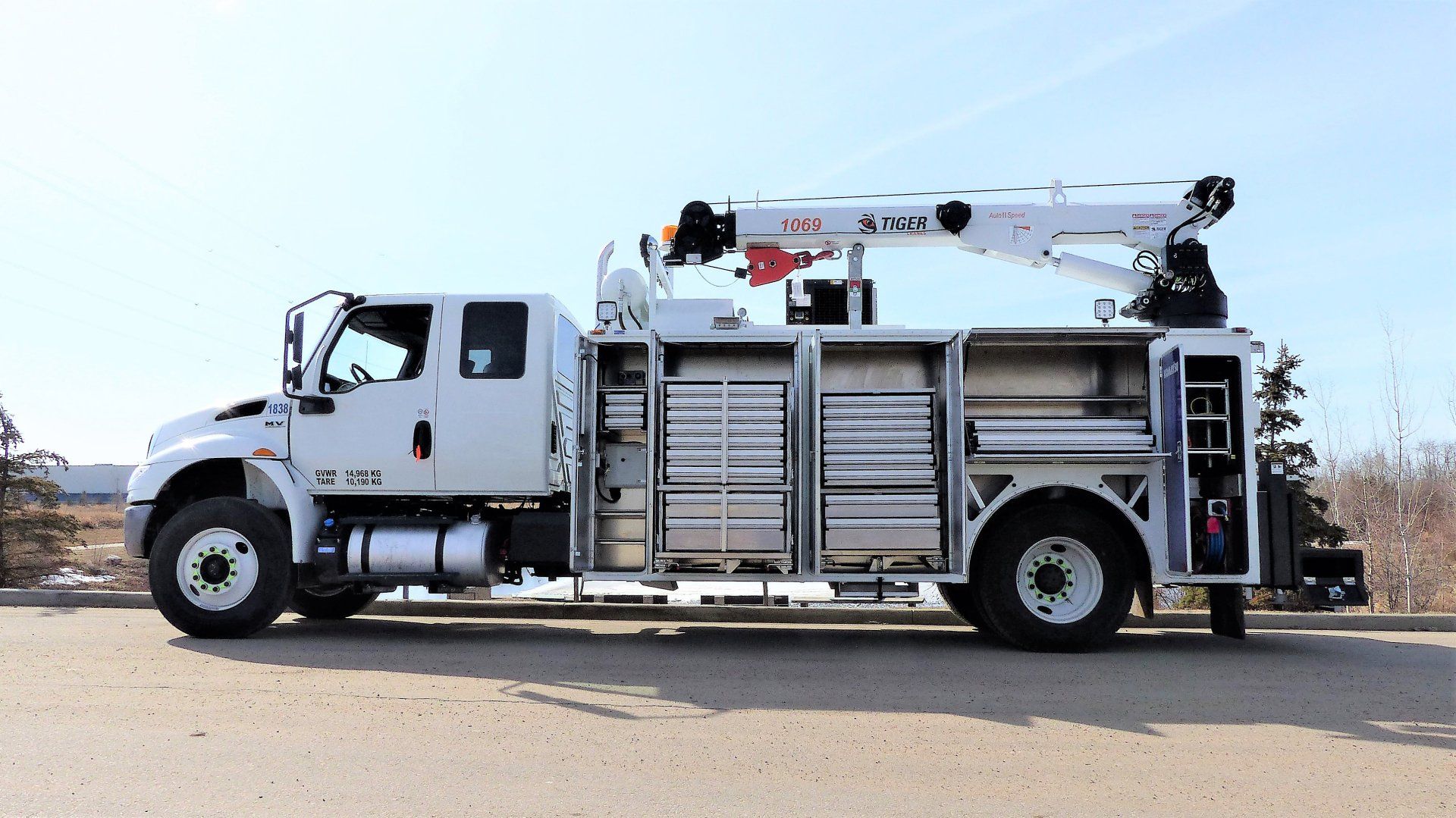 service truck with custom multifunction service equipments -2