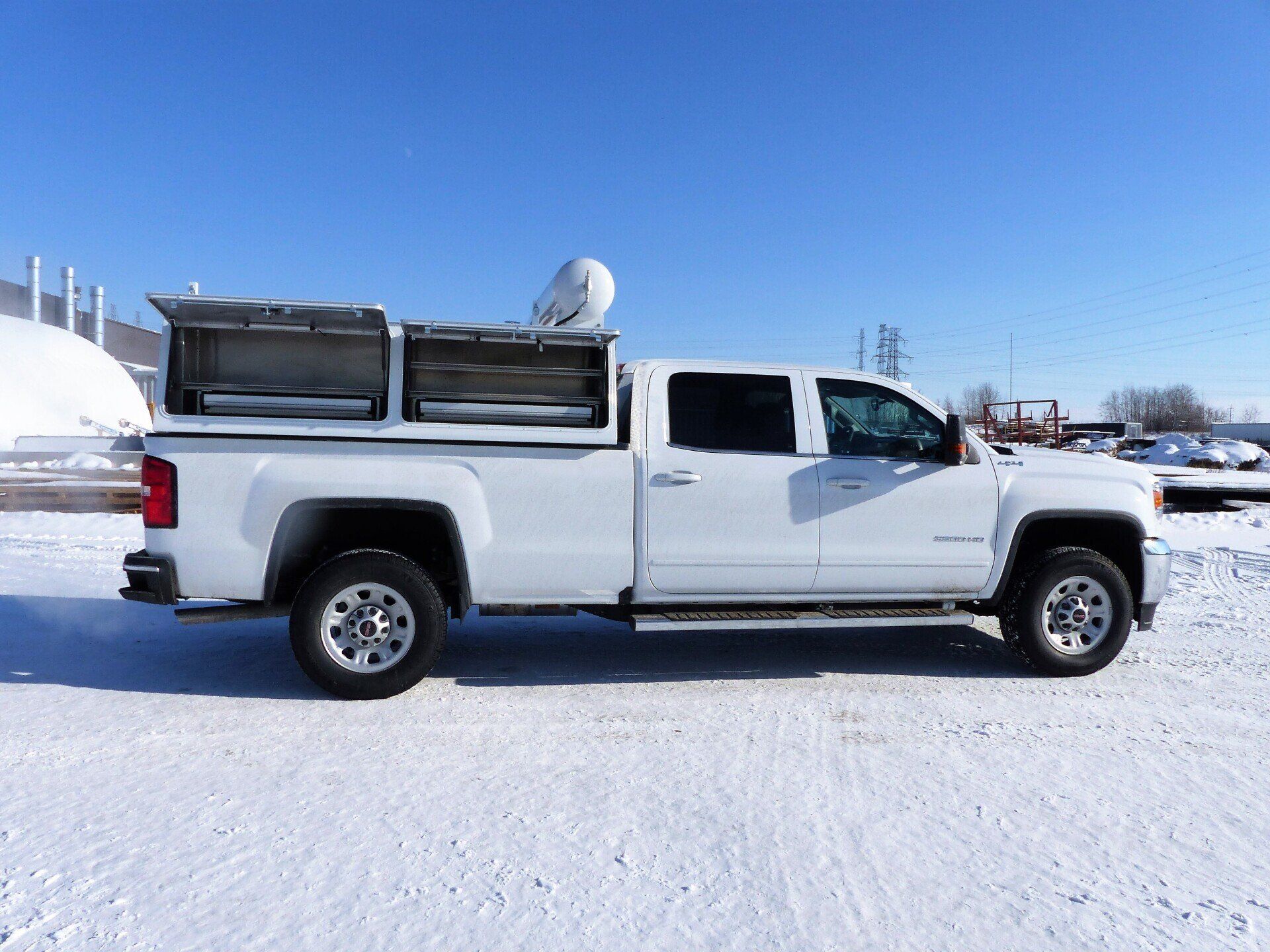 camion avec couchette dans des auvents installés sur la carrosserie
