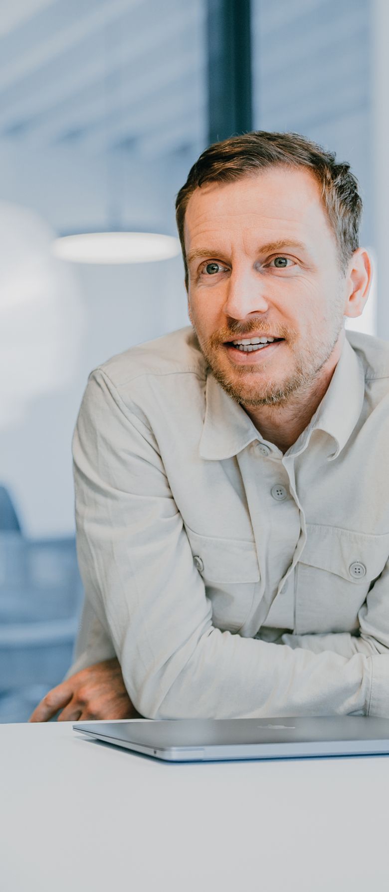 An zoi employee leaning on a desk