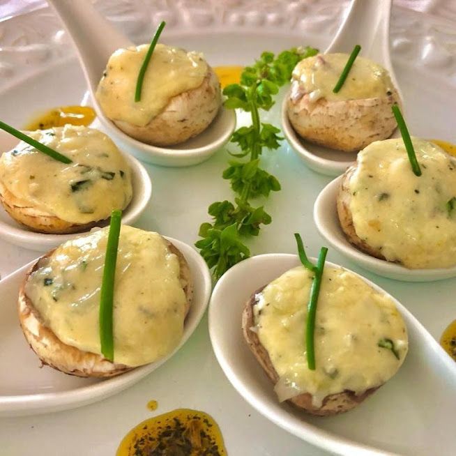 Um close de um prato de comida com colheres nele-Pousada-Recanto-do-Chef