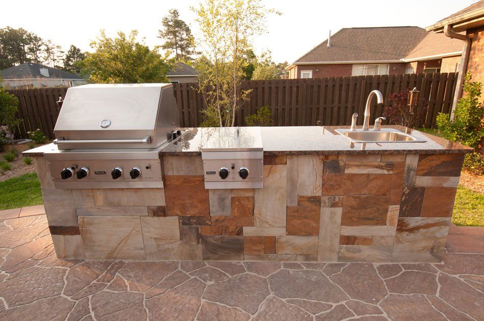 Outdoor kitchen with sink - Panama City, FL - Noles Scapes