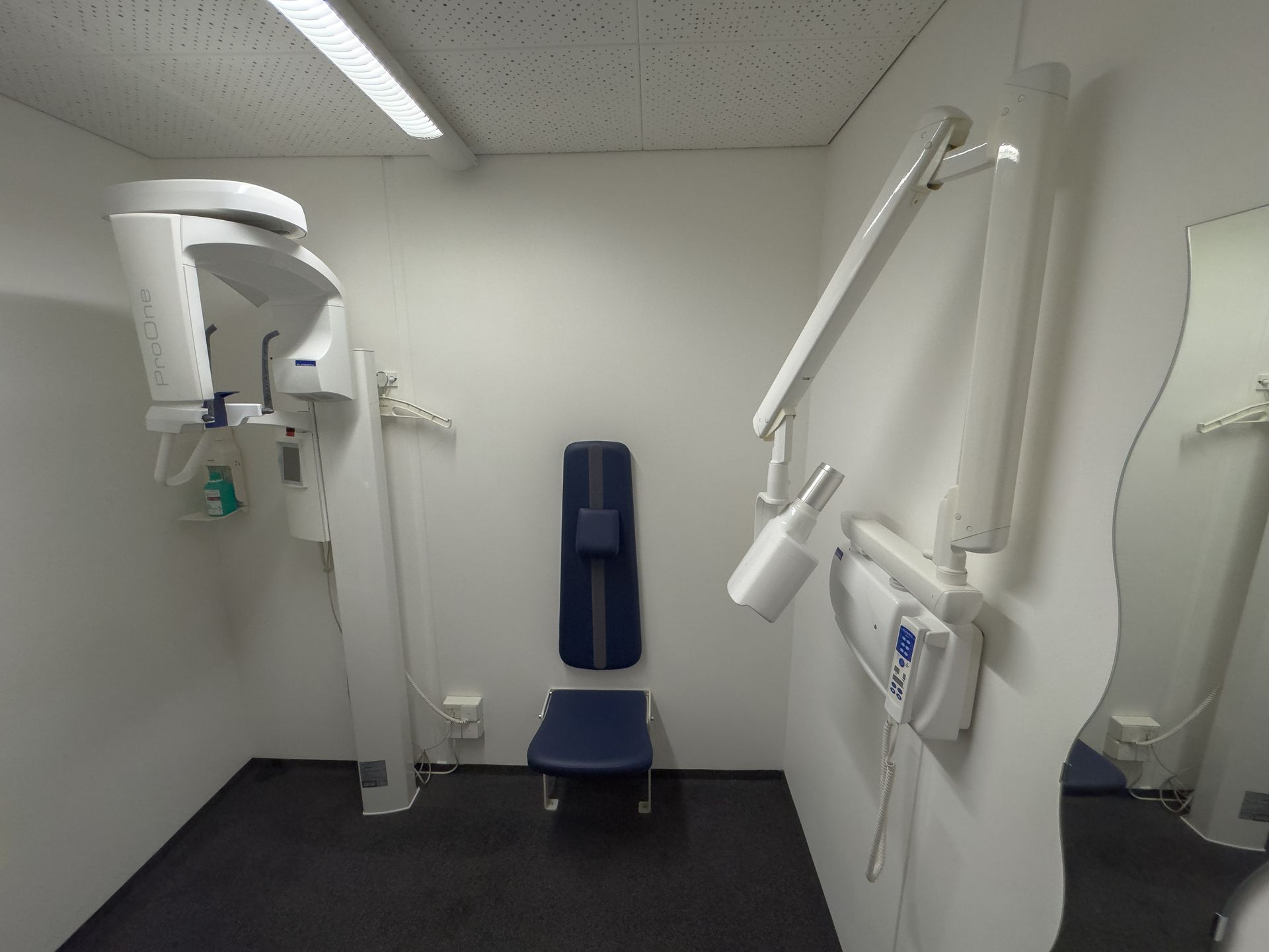 Moderner Röntgenraum mit digitaler Technologie