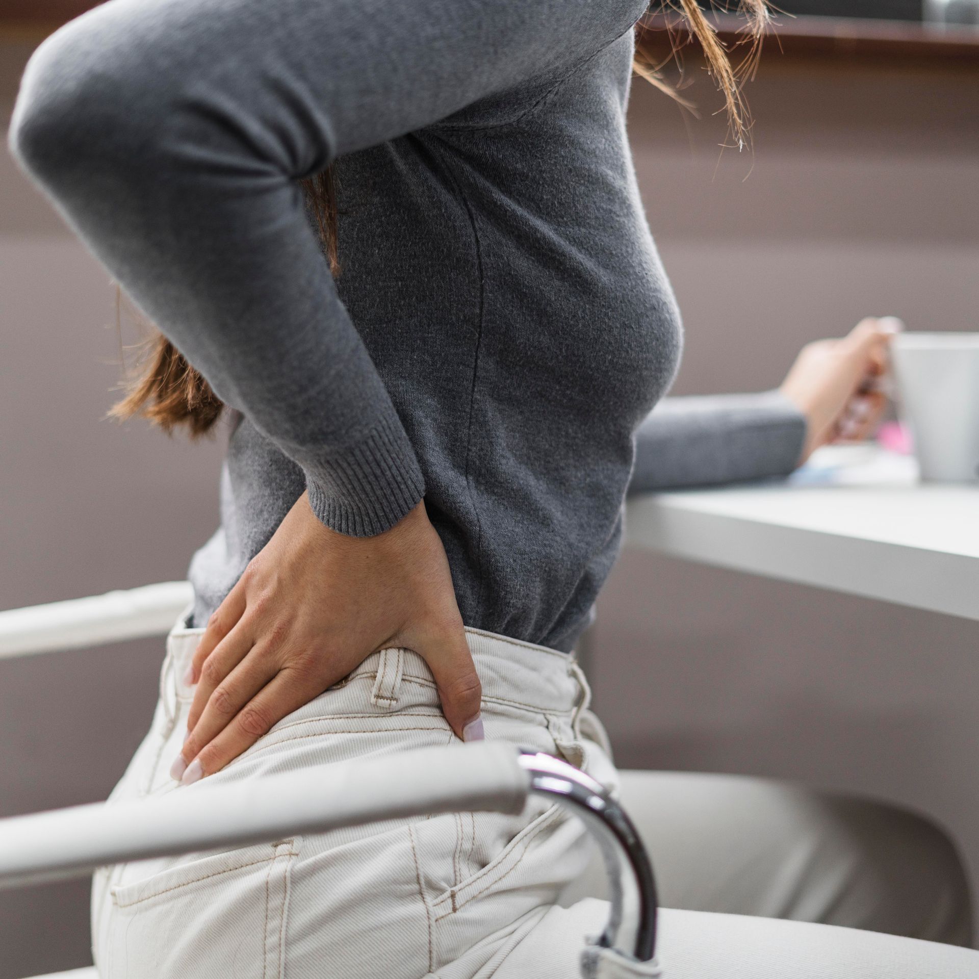 O que pode causar dor nas costas do lado direito?