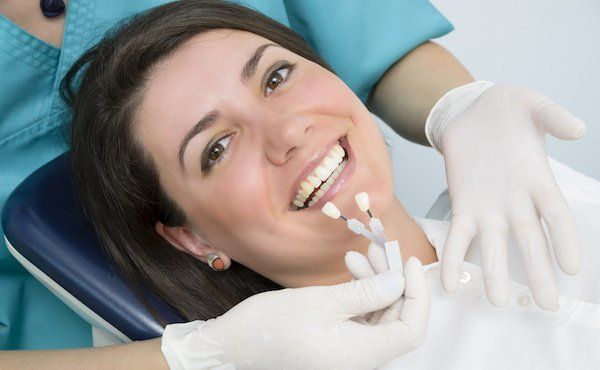 Bestimmung der Zahnfarbe bei einer Patientin