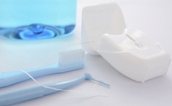 Zahnseide und Interdentalbürste
