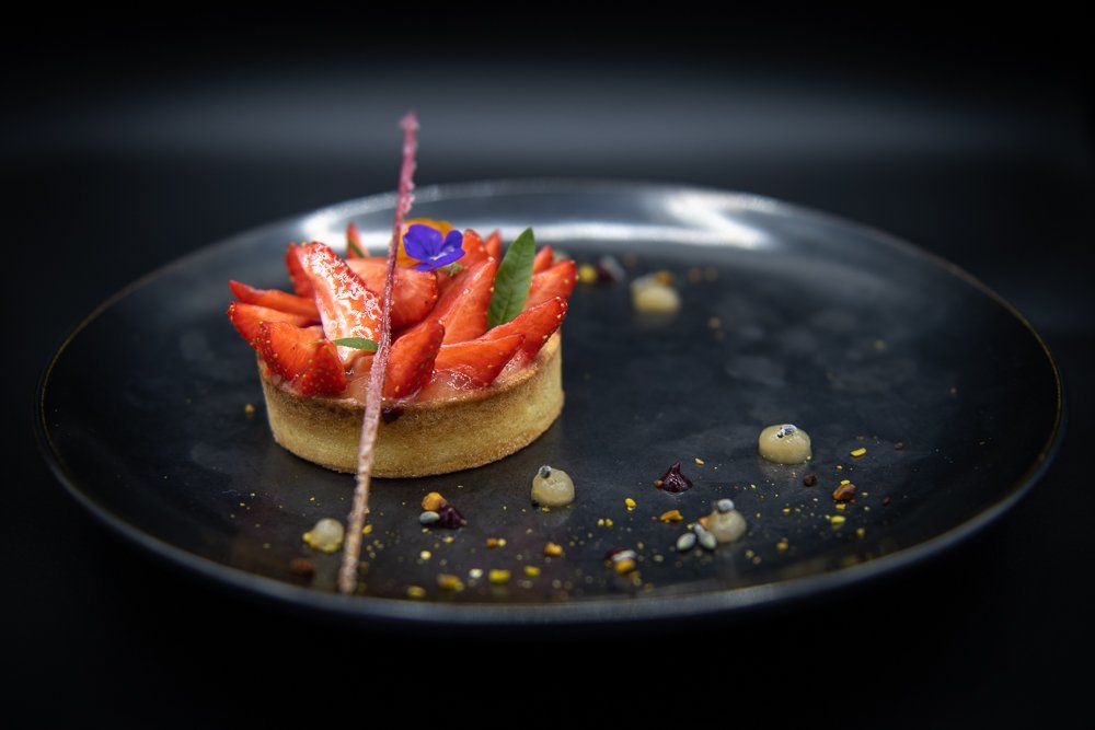 Tarte sablée aux fraises guariguettes, rhubarbe